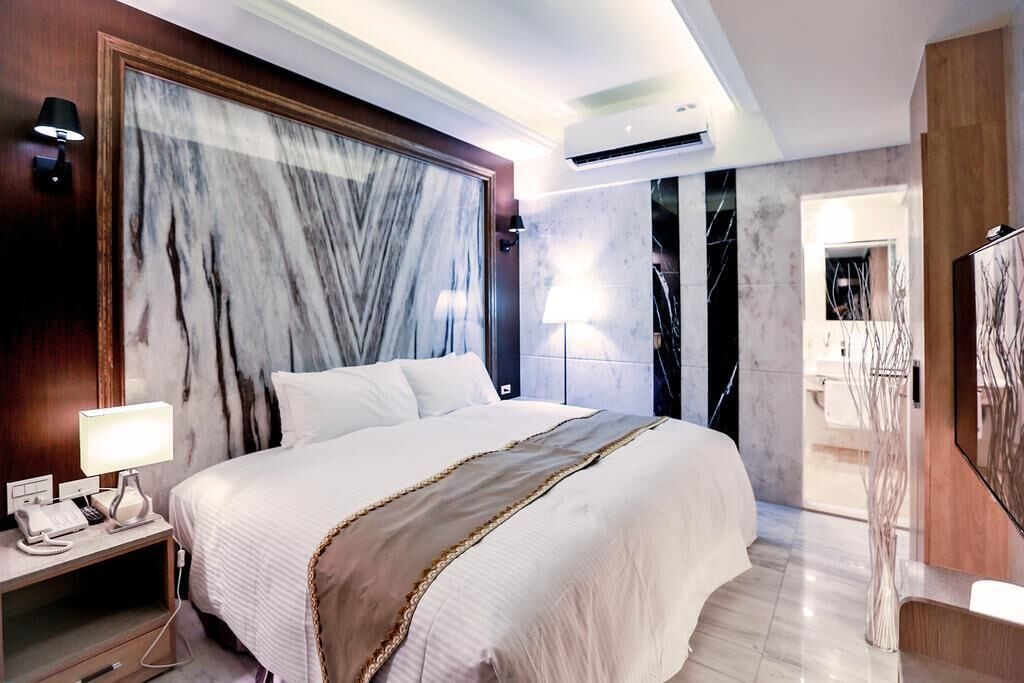 シティ ダブルルーム | デスク、遮光カーテン、WiFi (無料)、ベッドシーツ