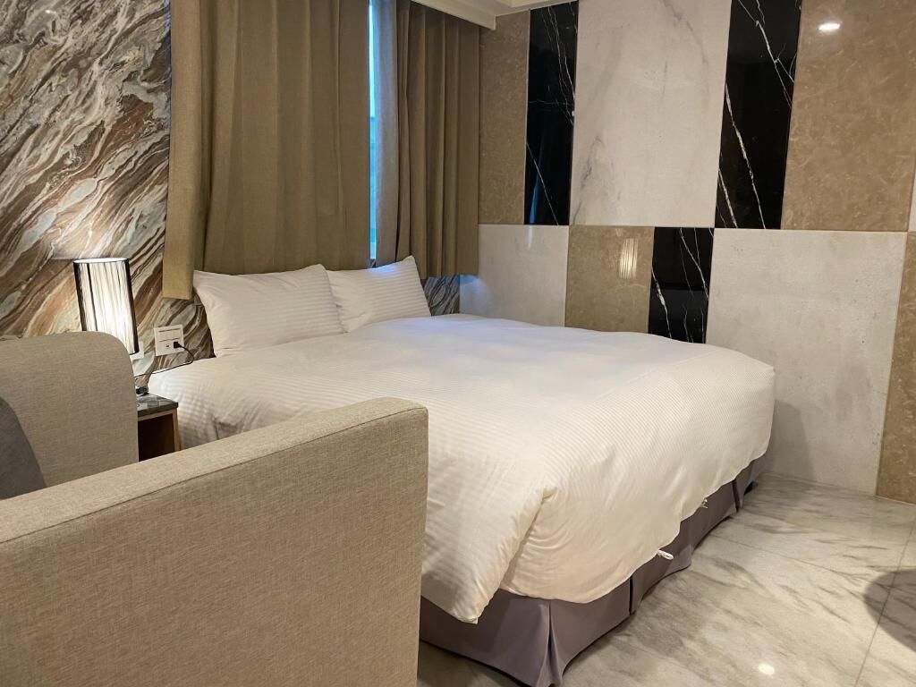 Habitación económica doble | Escritorio, cortinas opacas, wifi gratis y ropa de cama