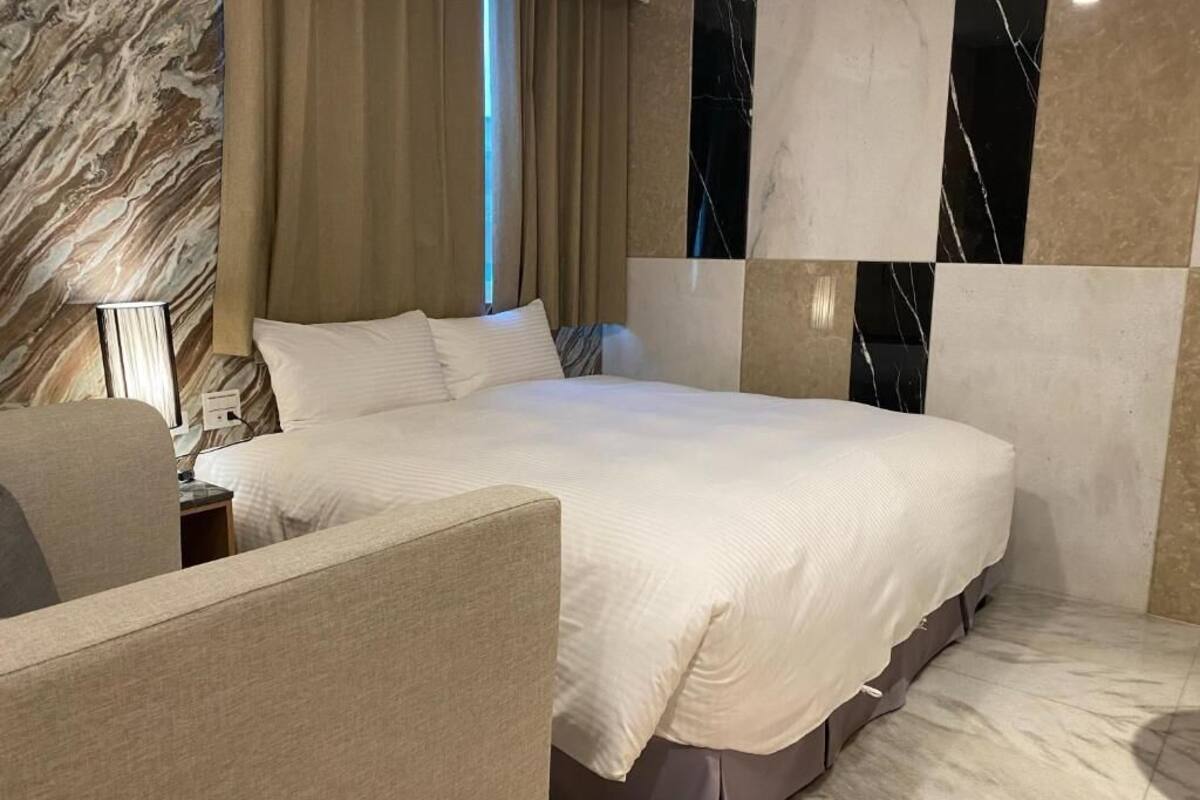 Habitación doble económica | Edredón, camas Tempur-Pedic, escritorio y cortinas blackout