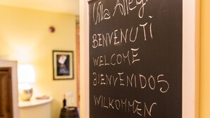 Un tableau noir sur lequel est écrit un message de bienvenue dans plusieurs langues.