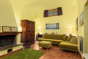 تلفزيون ذكي، مدفأة، مشغل دي في دي، كُتُب