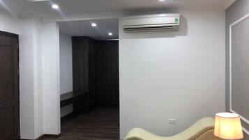 Minibar, free WiFi