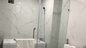 Kamar Eksekutif | Kamar mandi | Perlengkapan mandi gratis, pengering rambut, sandal, dan handuk