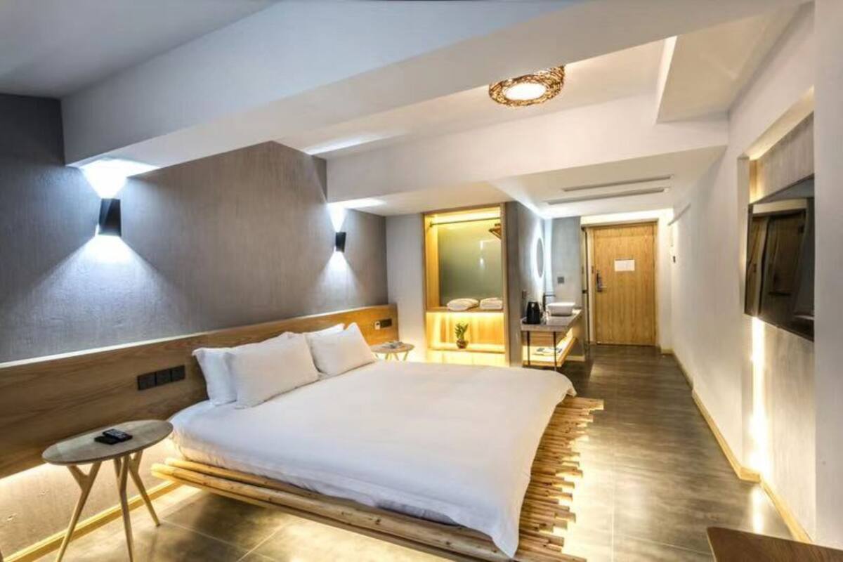 Desk, blackout curtains, free WiFi, bed sheets