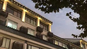 A multi-story building with a ground-floor shop and an upper-floor residential unit. - Suzhou Jianluju Inn (Suzhou)