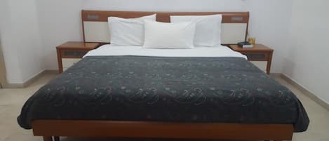 Quarto standard | Escrivaninha, Wi-Fi de cortesia, roupa de cama