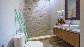 Combined shower/tub, rainfall showerhead, hair dryer, bathrobes - Prema Ubud Villas  (Ubud)