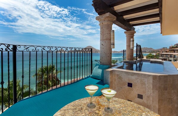 Property grounds - Spectacular Penthouse-Oceanfront, expansive terrace w/ infinity hot tub! (Cabo San Lucas)