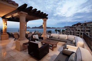 Terrace/patio - Spectacular Penthouse-Oceanfront, expansive terrace w/ infinity hot tub! (Cabo San Lucas)