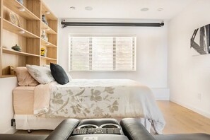 5 slaapkamers, een strijkplank/strijkijzer, reisbedje, gratis wifi