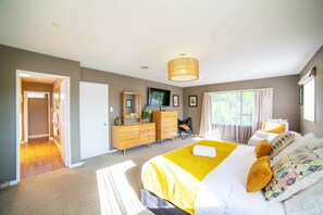 4 bedrooms, desk, iron/ironing board, free WiFi