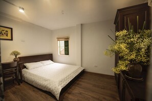 Minibar, iron/ironing board, free WiFi, bed sheets