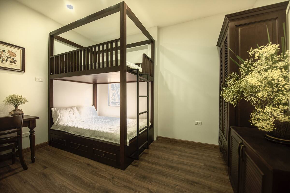 Minibar, iron/ironing board, free WiFi, bed sheets