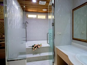 Habitación de diseño doble (Fashion) | Baño | Ducha y bañera combinadas y artículos de higiene personal gratuitos