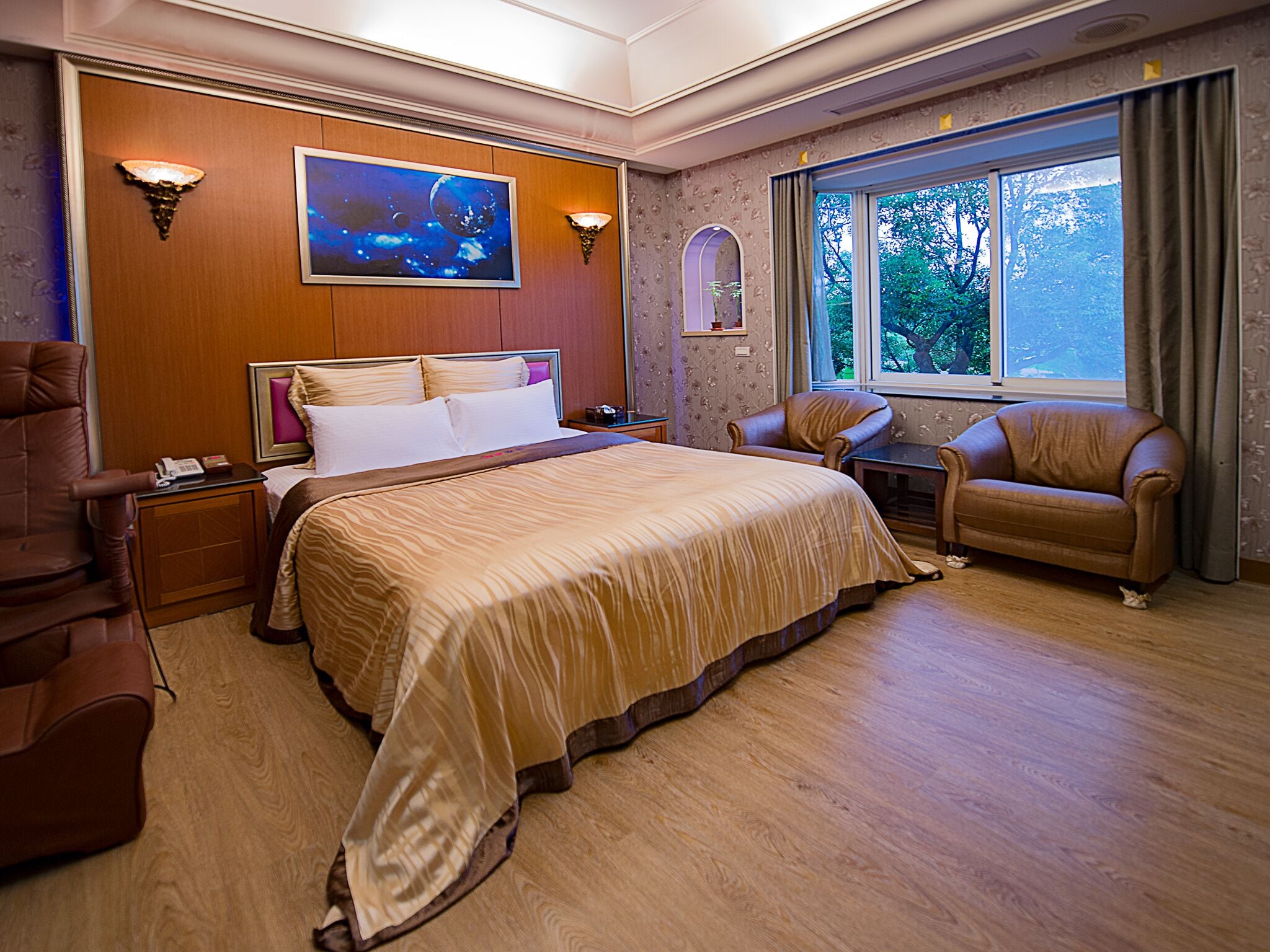 deluxe double room | minibar, desk, blackout curtains, soundproofing