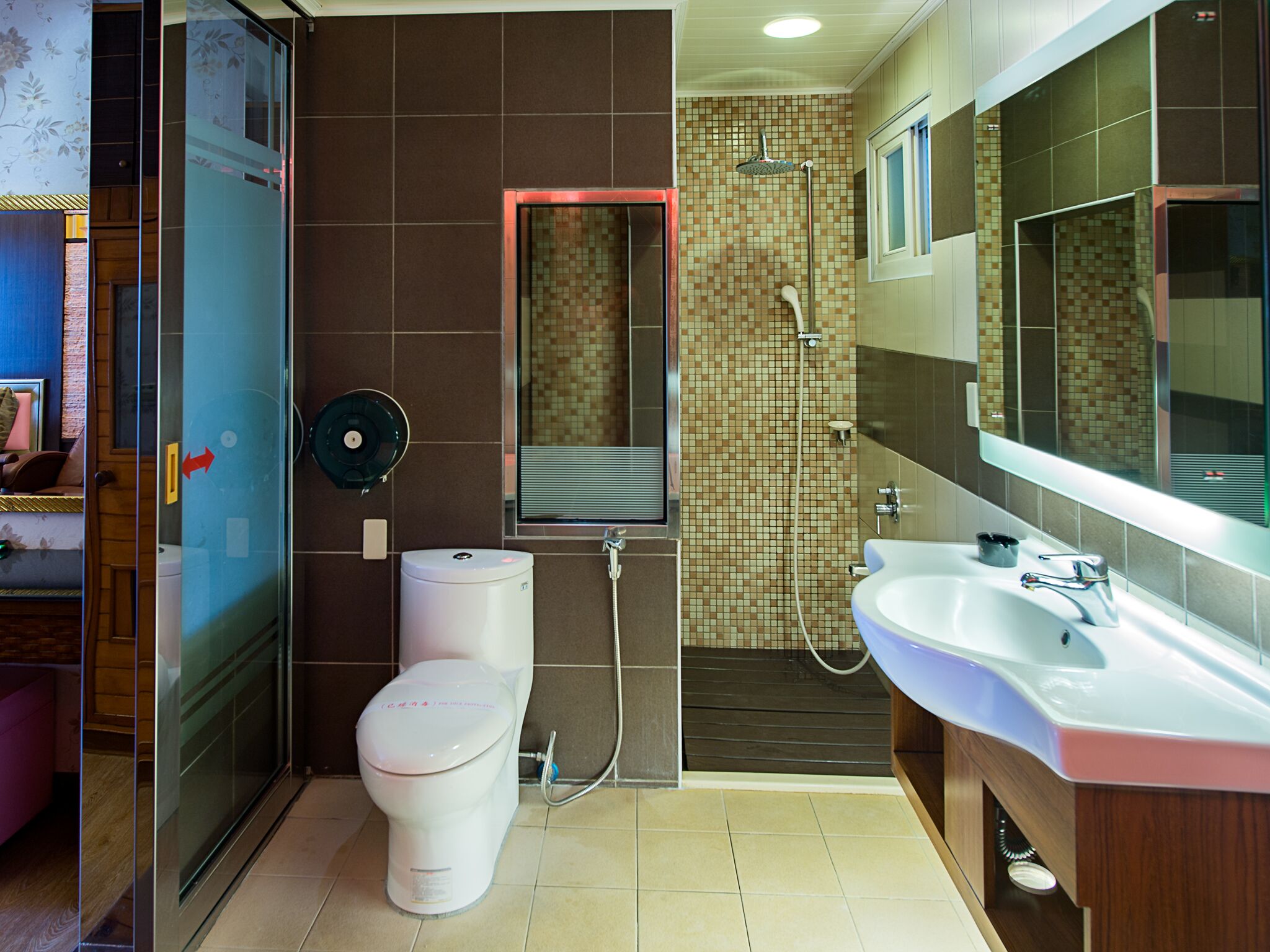 Une salle de bain moderne équipée de toilettes, d’un bidet et d’une douche.