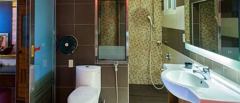Une salle de bain moderne équipée de toilettes, d’un bidet et d’une douche.
