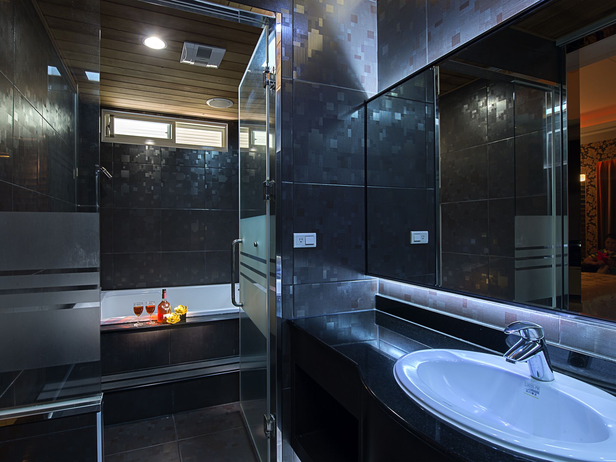 elite quadruple room | bathroom | combined shower/bathtub, free toiletries, hair dryer, slippers
