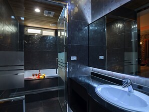 Elite vierpersoonskamer | Badkamer | Een bad/douchecombinatie, gratis toiletartikelen, een haardroger