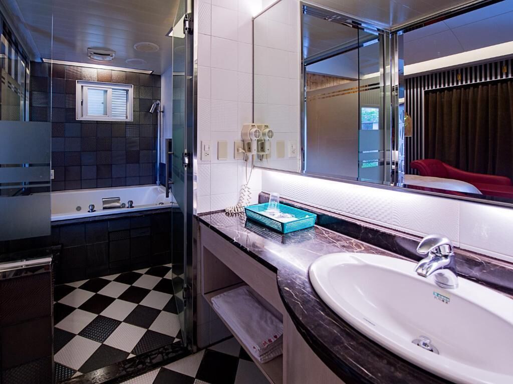 elite double room | bathroom | combined shower/bathtub, free toiletries, hair dryer, slippers