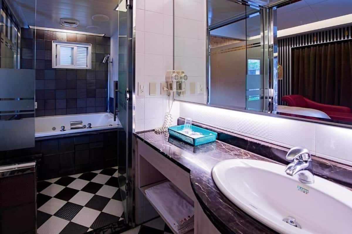 elite double room | bathroom | combined shower/bathtub, free toiletries, hair dryer, slippers