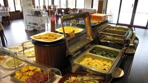 Een buffet met diverse gerechtjes, waaronder salades, vleeswaren en ovenschotels.