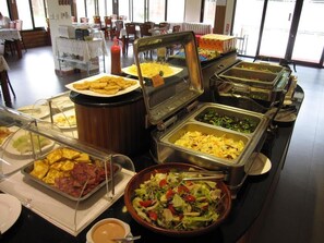 Desayuno autoservicio gratuito y diario