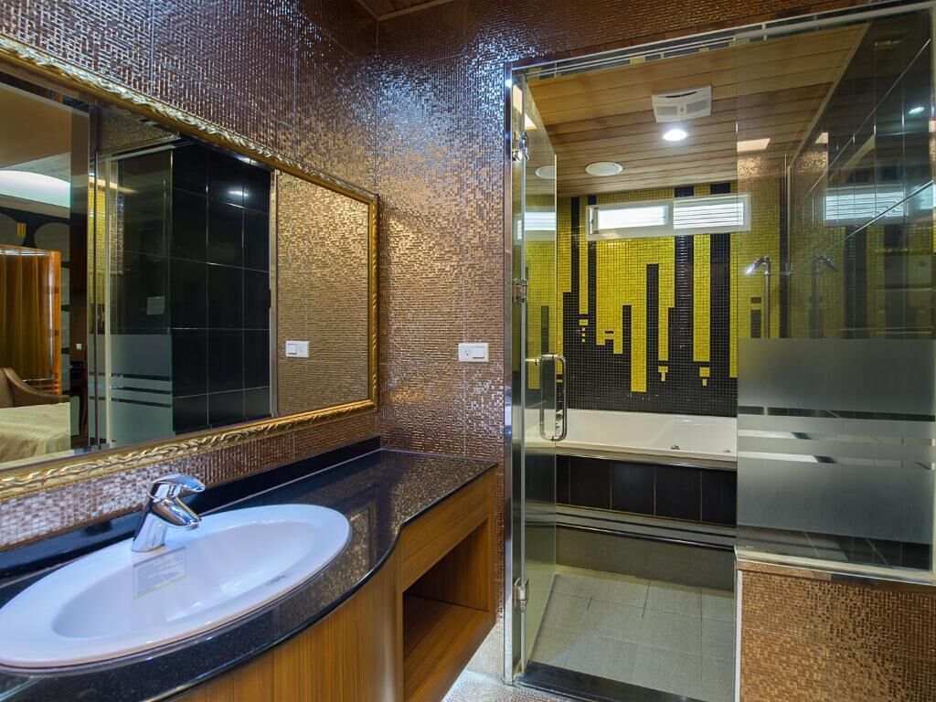 design double room (fashion) | bathroom | combined shower/bathtub, free toiletries, hair dryer, slippers