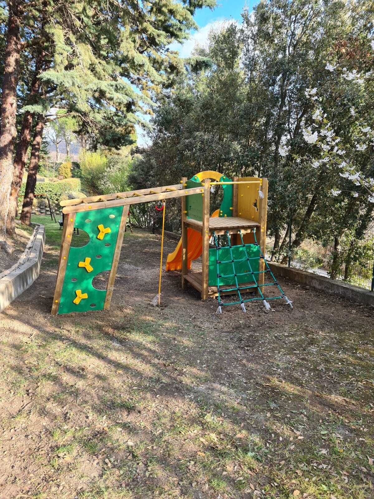Zona de juegos infantil al aire libre