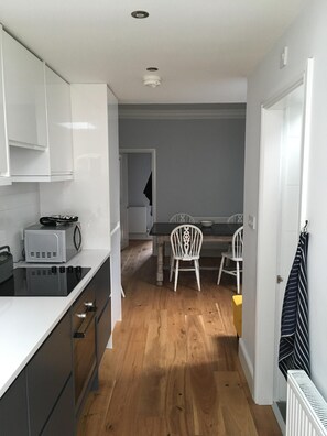Fridge, microwave, oven, stovetop - Victorian Townhouse in Beverley (Beverley)