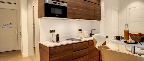 Fridge, microwave, dishwasher, coffee/tea maker