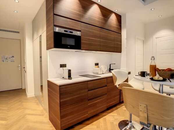 Fridge, microwave, dishwasher, coffee/tea maker