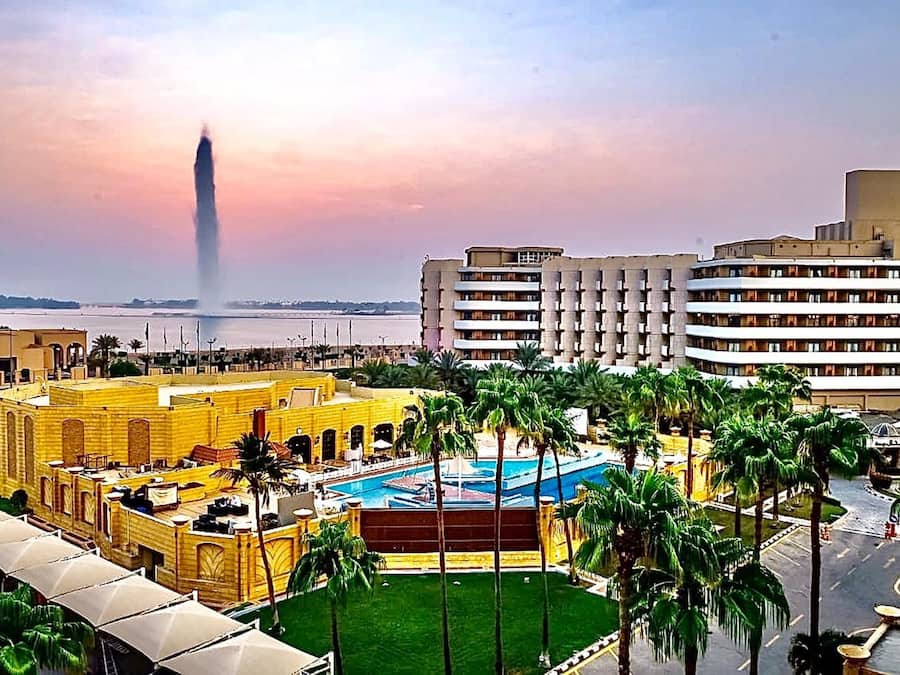 Piscina externa, funciona das 7h às 18h, espreguiçadeiras