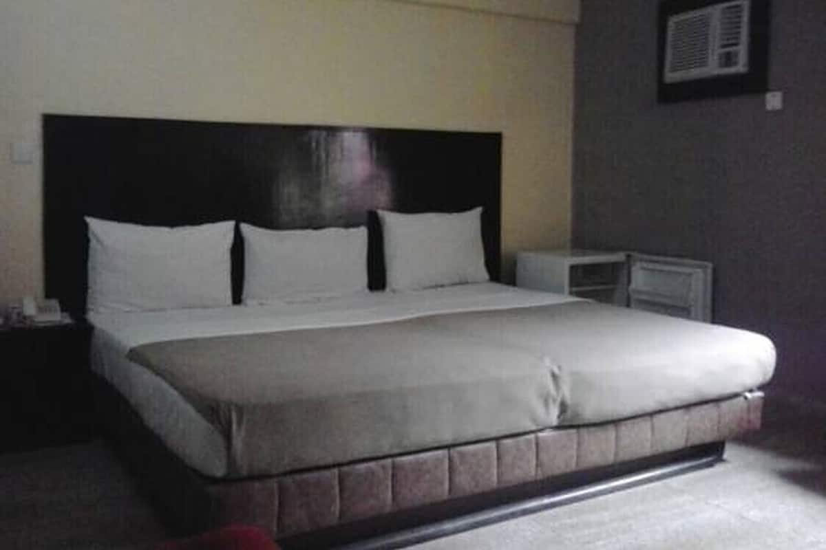 Minibar, desk, free WiFi, bed sheets