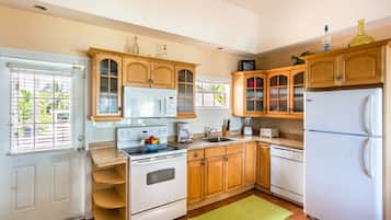 Kylskåp, mikrovågsugn, ugn och spishäll