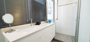 Dusche, Handtücher, Seife, Shampoo