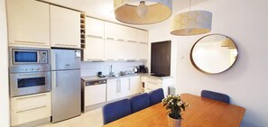 Full-sized fridge, microwave, oven, stovetop