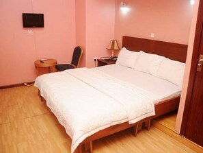 Escritorio, wifi gratis y ropa de cama 