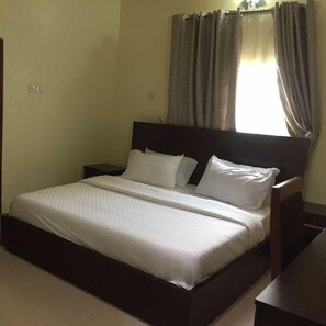 Classic Room | Desk, free WiFi, bed sheets - Paconsu Suites (Calabar)