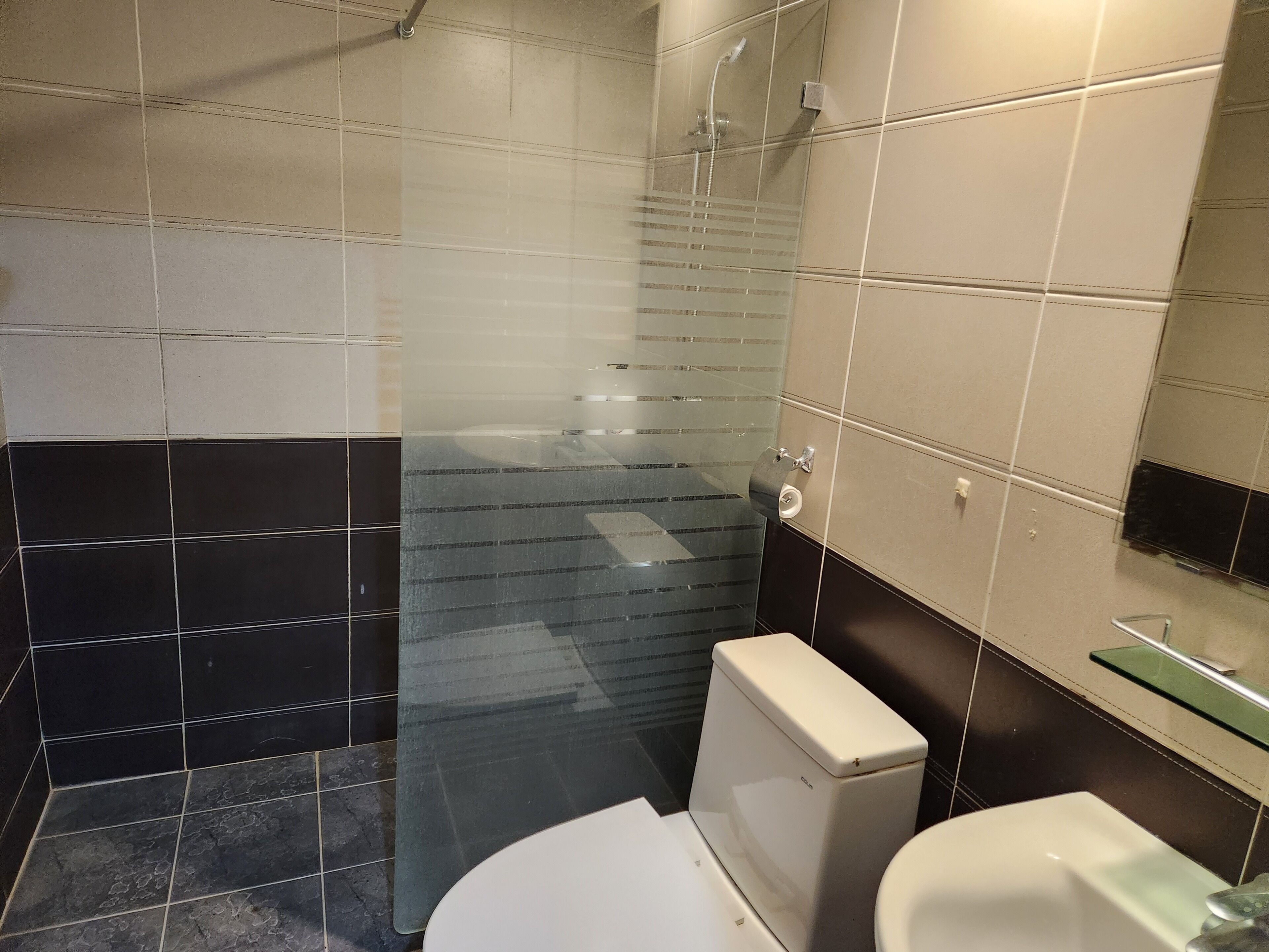 Shower, free toiletries, hair dryer, towels