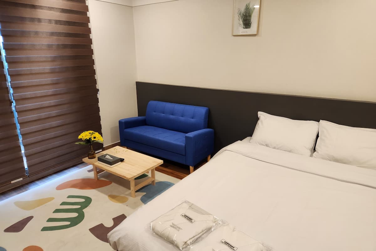 1 bedroom, premium bedding, blackout drapes, soundproofing