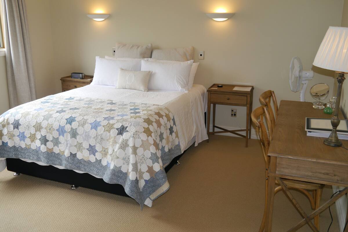 Double Room, Lake View (Karangahape Room)