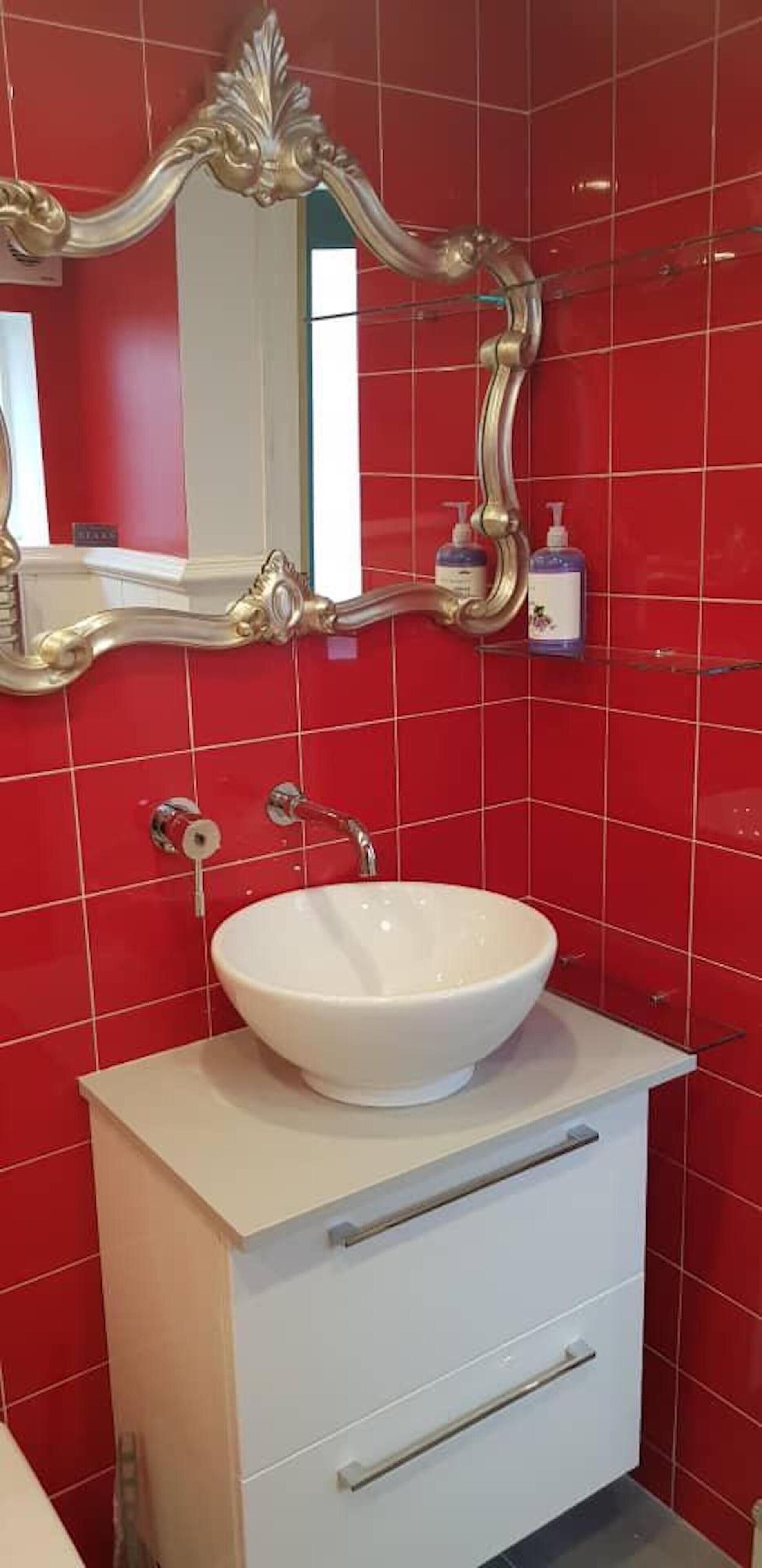 シャワー付き浴槽、ヘアドライヤー、ビデ、タオル