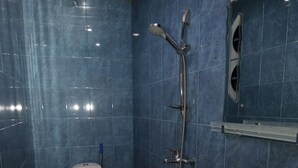 Shower - Io Apartment (Tbilisi)