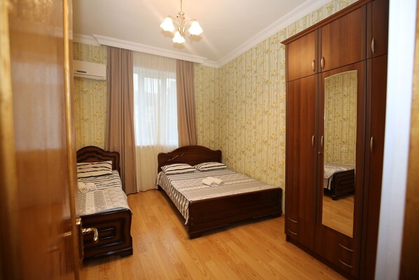 Individually decorated, individually furnished, desk, free WiFi - Io Apartment (Tbilisi)