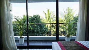 7BR Townhouse by the beach and share swimming pool | Desk, free WiFi, bed sheets