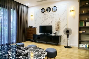 Dúplex, 5 habitaciones (Villa by the beach) | Área de sala de estar | Smart TV 