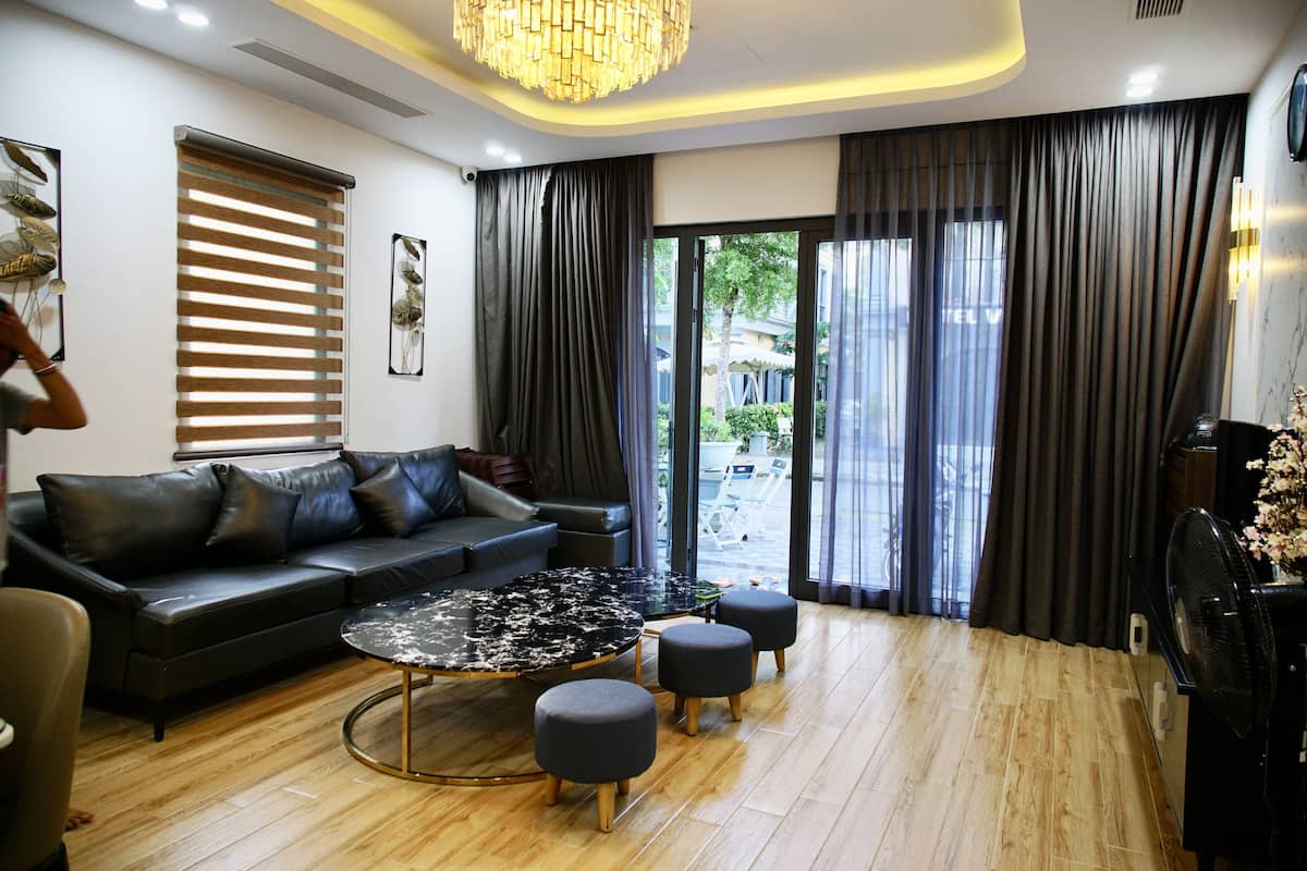 5BR Duplex villa by the beach | Khu phòng khách | Smart TV 
