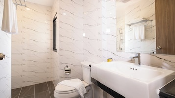 Quarto casal superior | Banheiro | Chuveiro, produtos de toalete grátis, secador de cabelo