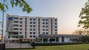 Un hôtel à plusieurs étages, doté d’une architecture moderne, et sur lequel on peut voir une grande enseigne « B2 ».